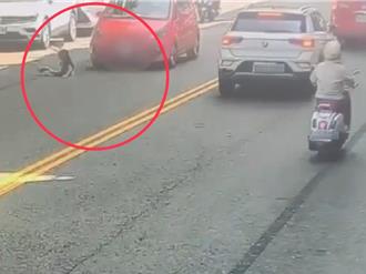 小孩突竄出馬路！高雄街頭挨撞滾一圈   網狠酸「下次不敢了」