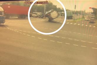 高雄小港油罐車轉彎翻覆   車輛橫躺路中