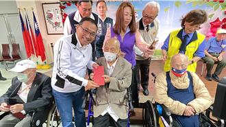 侯友宜探視板橋榮家 致贈百歲人瑞2萬元重陽禮金