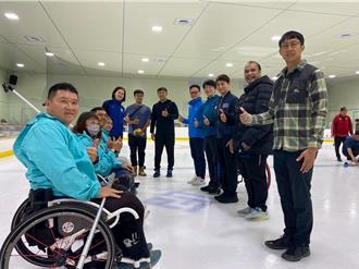國手坐輪椅推冰壺！跆拳道國手跨界共融 洪佳君：推壺比踢人難