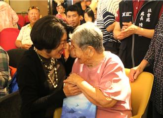 台东77位百岁人瑞故事入书 《那海》 传承生命智慧