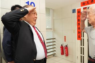 澎湖府會首長聯袂敬老關懷 百歲人瑞門口相迎互行舉手禮