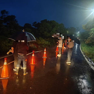 快讯》豪雨不断！林口发生道路下陷坍方　警消到场紧急封路