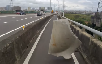 驚悚片曝光！塑膠布迎面飄來 台74甲線騎士閃不過自摔