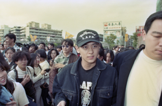 林志穎一畢業就當兵！31年前盛況曝光 女歌迷淚灑火車站