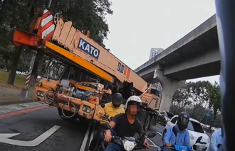 吊車突橫切3車道！ 騎士急閃傻眼：為保命只好闖紅燈