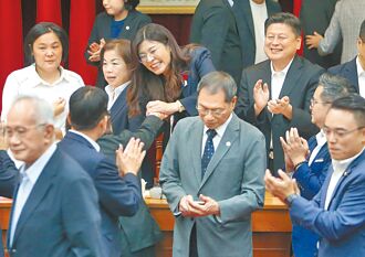 拜會黨團 鄭麗文展現團結拚過半