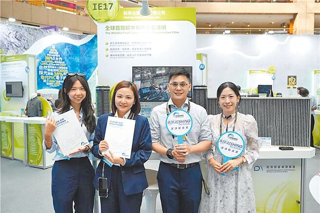 鈺祥企業副總經理莊士顯（右二）與行銷經理黃聖婷（右一）帶領鈺祥企業團隊參展。圖／業者提供