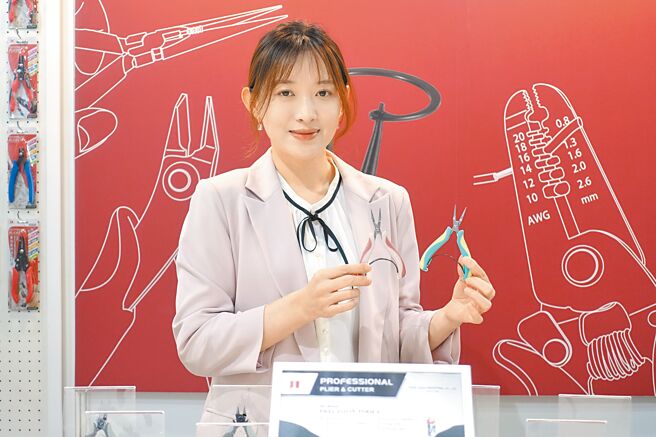 湳昌工業最新開發，針對手工藝及塑膠模型產業使用的鉗子。圖／黃俊榮