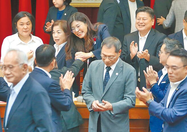 国民党主席当选人郑丽文（后右二）20日拜会国民党立法院党团，受到立委们热烈欢迎。（赵双杰摄）