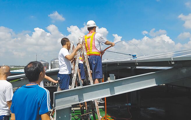 国民党立委王育敏发现，有从业人员称业界普遍使用粉红豹外墙清洁剂清洗光电板，要求经济部查明是否为真。示意图为监狱光电班学习清洗光电板。（本报资料照片）