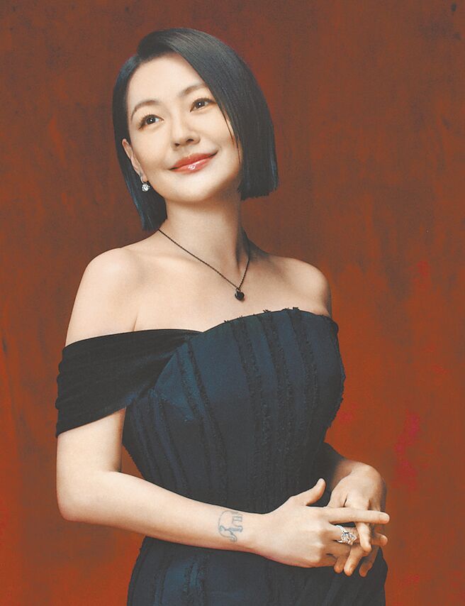 歷经丧姊之恸的小S日前出席金钟奖，佩戴De Beers钻石耳环与戒指。（De Beers提供）