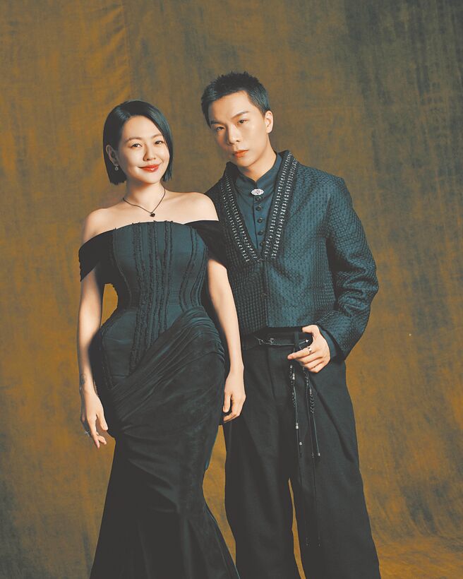 小S（左）与派翠克一同拿下金钟奖「综艺节目主持人」奖，两人皆佩戴De Beers珠宝。（De Beers提供）