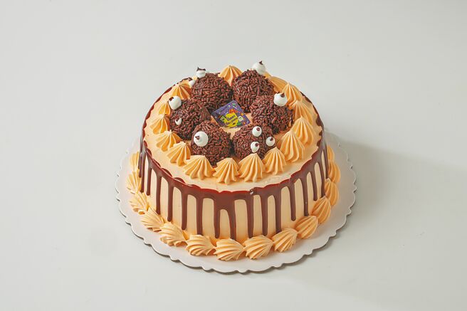 顺成麵包推出造型可爱的「煤炭小精灵蛋糕」。（顺成麵包提供）