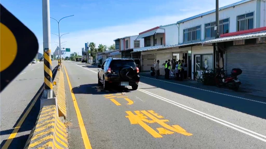 台東市知本路一段發生死亡車禍，76歲婦人過馬路遭休旅車撞飛，現場散落鞋子與上課用具。（民眾提供／蕭嘉蕙台東傳真）