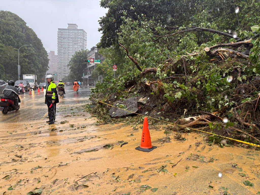 新北市汐止區康寧街與福德一路口，22日凌晨4時許發生土石坍塌。（蕭宥彤翻攝）