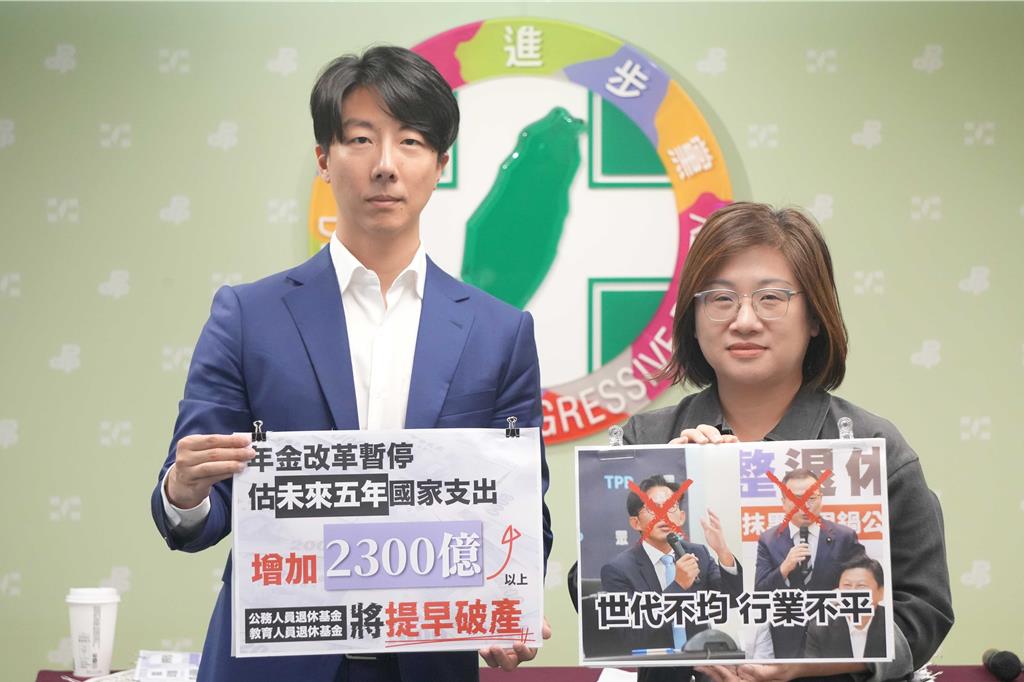 綠曝民調「49％支持年改」喊話在野懸崖勒馬  網友炸鍋戰翻
