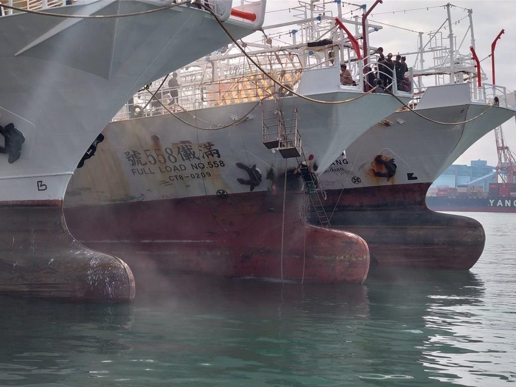 小港漁港一艘漁船發生火警。（讀者提供／洪靖宜高雄傳真）