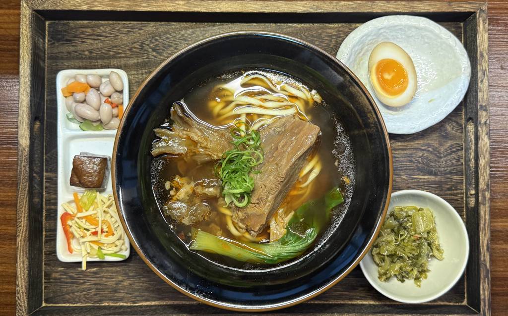 雲水食堂的牛肉麵套餐。(施景耀 攝)