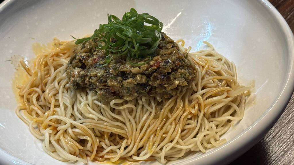 乾拌麵也亮眼。(施景耀 攝)