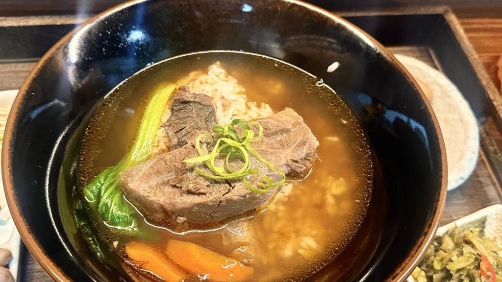 令人驚豔的湯泡飯。(施景耀 攝)