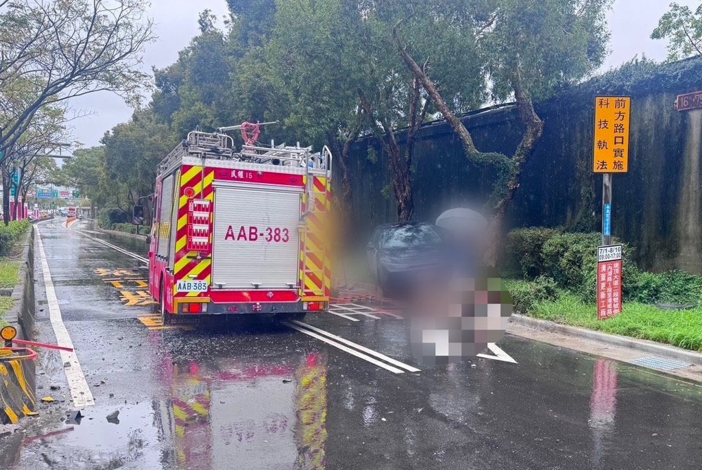 台北市堤頂大道二段與港墘路口22日上午發生嚴重車禍。（蕭宥彤翻攝）