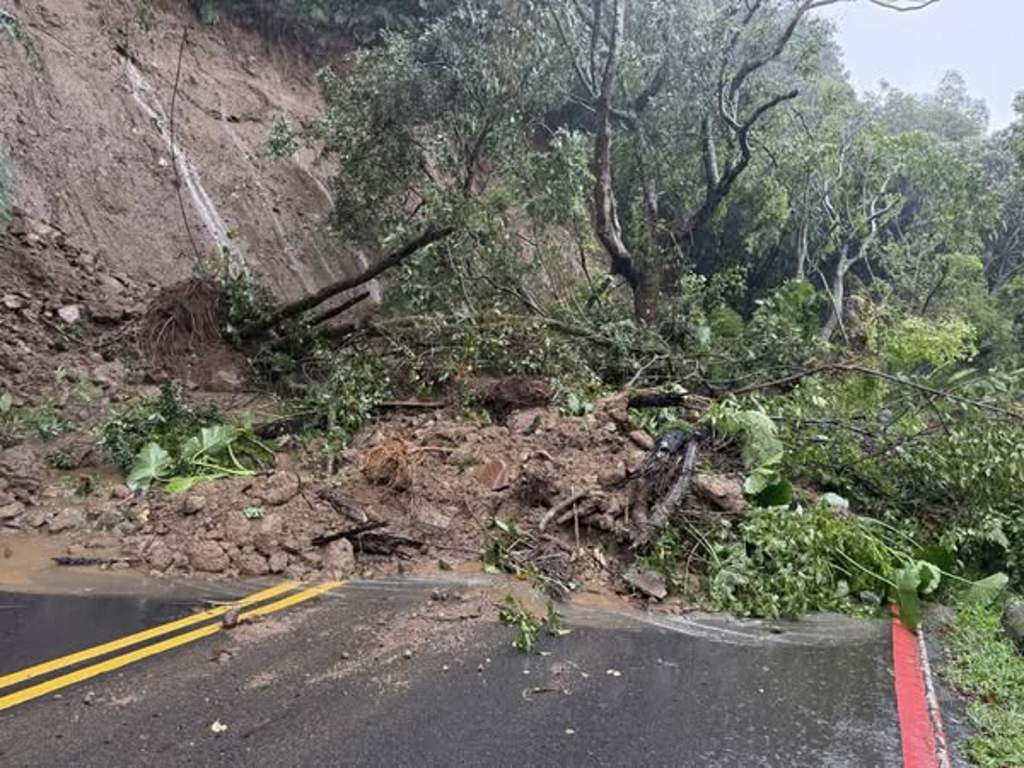 陽明山菁山路101巷大片土石崩落。（圖／翻攝自北市議員陳重文臉書粉專）