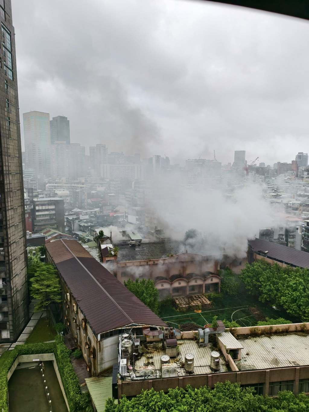 台北市通化街的喬治高職舊校區，今天下午發生火警，現場荒廢許久竟莫名起火，經消防隊搶救火勢已經撲滅。（翻攝臉書信義區三兩事）