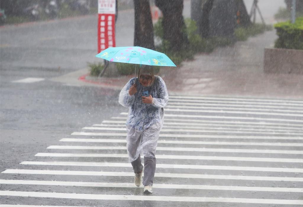 鳳凰恐全台有感 大台北、宜花防豪雨 最快今發警報