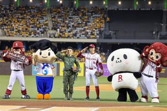 贈帽士官長陳保宏職棒開球 親吻國旗喊：我愛台灣   救災影片暖球迷