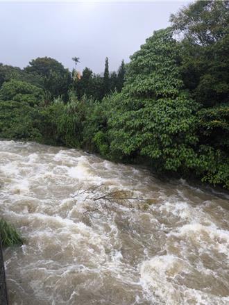 豪雨夜襲！士林溪山里土石流紅警戒 警消連夜急撤13人