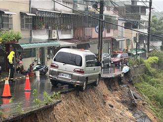 連日大雨沖刷　新北三峽路基掏空車卡邊坡