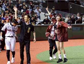 兑现承诺「绕着大巨蛋跑三圈」 篮篮累到表情失控