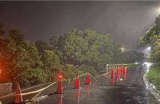 急封路！連日豪雨掏空地基 林口山區路面「陷落2公尺大洞」