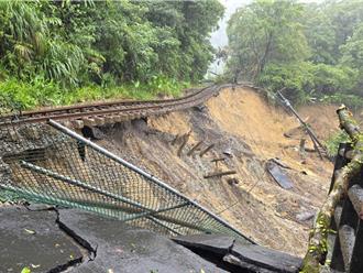 台鐵平溪線停駛 嶺腳站旁30米邊坡滑落、百米路基流失
