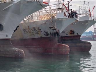 高雄小港渔港「渔船失火」窜浓烟 消防9车25人到场抢救