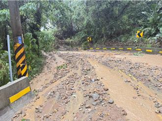 淡水連日豪雨引土石流 坪頂路多處路基坍塌