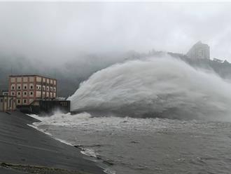 石门水库逼近满水位 调节放水震撼画面曝