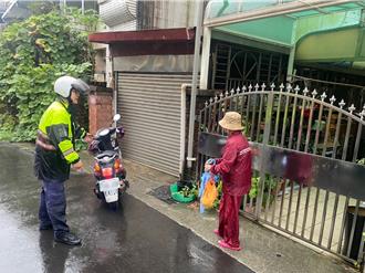 桃園8旬老婦雨中尋亡夫愛車 警冒大雨協助尋回