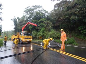 砂石車打滑甩尾撞斷電桿　楊梅830戶停電受影響