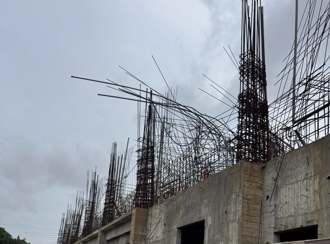 雲林風力太狂！「爛尾建案」鋼筋亂飛斜插 驚悚畫面曝