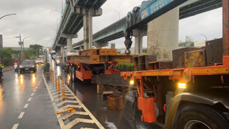 快訊》台64匝道口板車斷裂害塞車 警拆「防撞桿」紓解車流