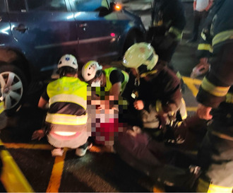 天雨路滑！新庄汽机车严重碰撞　骑士疑遭辗过卡车底