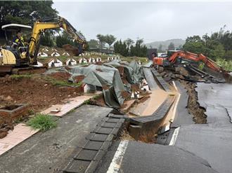 連日降雨桃園墓區崩塌 5座墓碑受損、部分棺木露出