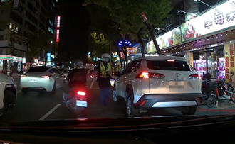 公車站前違停裝死！他猛按喇叭35秒 引警察開單超解氣