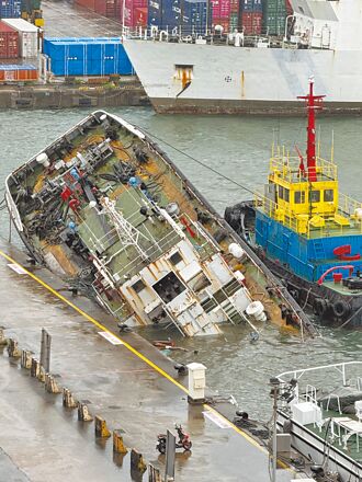船身裂縫擴大進水 基隆港驚見油駁船沉沒