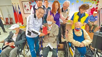 侯訪榮家 贈百歲人瑞重陽禮金