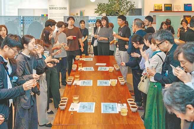 为拓展嘉义咖啡国际市场的曝光度与行销版图，嘉义县长翁章梁带领多家咖啡庄园业者到日本推广、交流，并首度在大阪举办「专业杯测暨媒合会」。（嘉义县政府提供／吕妍庭嘉义传真）