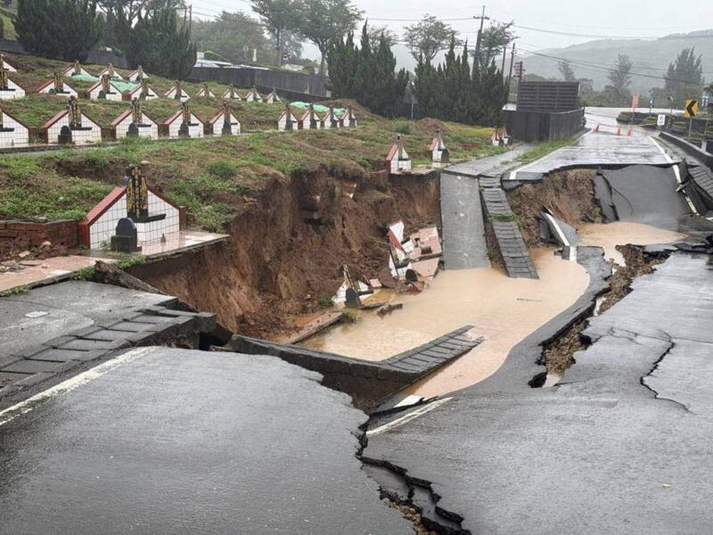 蘆竹生命紀念園區遭豪雨掏空路基，5墓碑受損。（圖／翻攝畫面）
