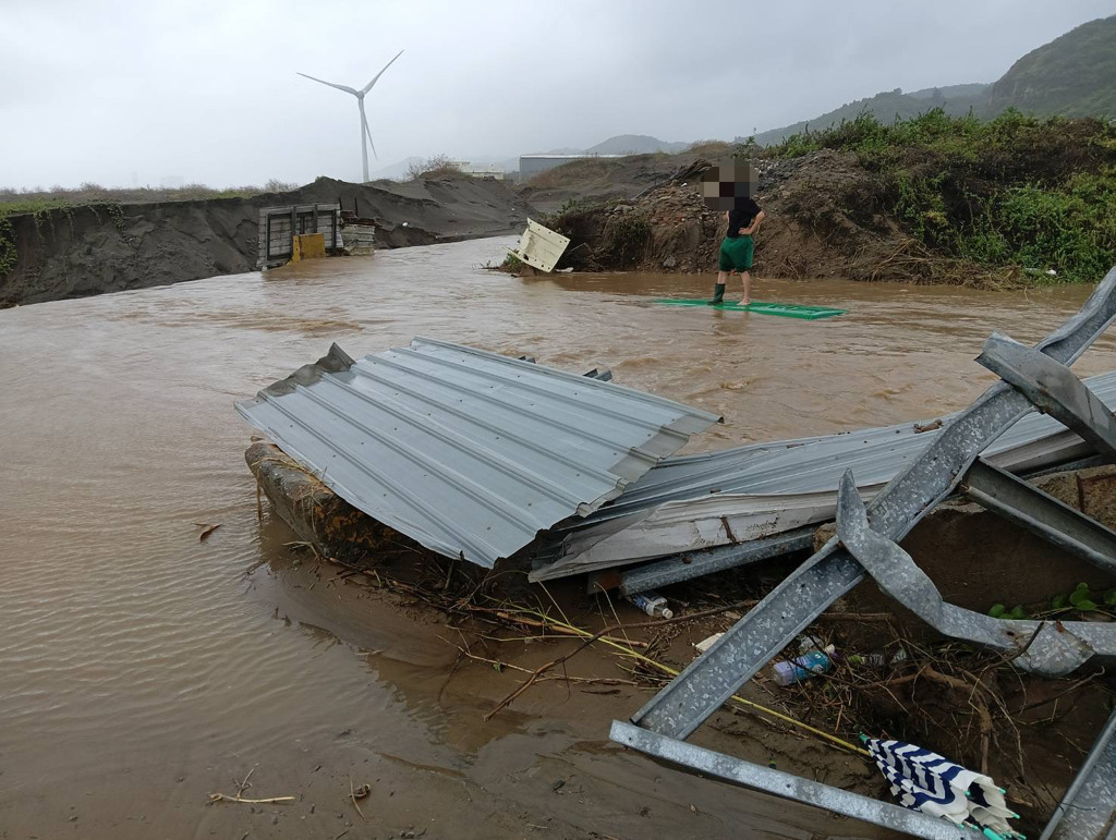 一輛郵務車今（23）日行經新北市林口嘉天宮林投厝嘉寶溪出海口附近時，疑因路況不熟及天候惡劣，駕駛誤判情勢，竟將車輛開入因大雨而溪水暴漲的河道中，導致郵務車迅速遭湍急水流淹沒。（圖／簡銘柱翻攝）
